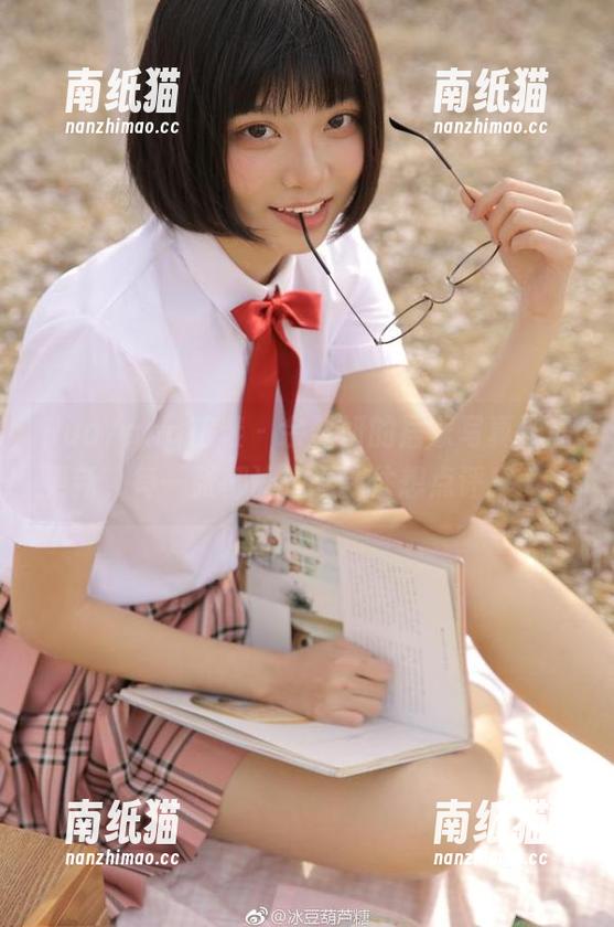 HuaYang花漾-余馨妍 HuaYang花漾 - 余馨妍的居家写真作品更新,每一张都让人忍不住想点评!.txt