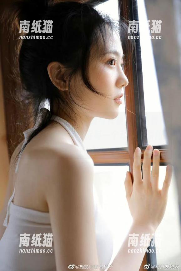 HuaYang花漾-小海臀Rena HuaYang花漾 - 高清写真集:小海臀Rena的自拍艺术,捕捉每一个动人的瞬间.txt