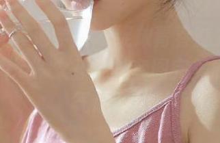 MFStar模范学院 – 绽放青春魅力！“露露Andrea”女孩私拍套图完美展现青春气息.txt