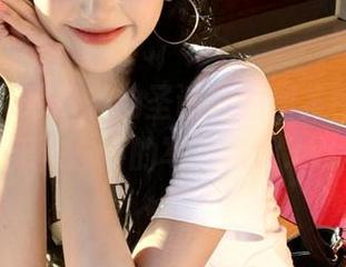 在Rioko凉凉子的圣诞礼物图集中，邂逅无法忘怀的写真瞬间.txt