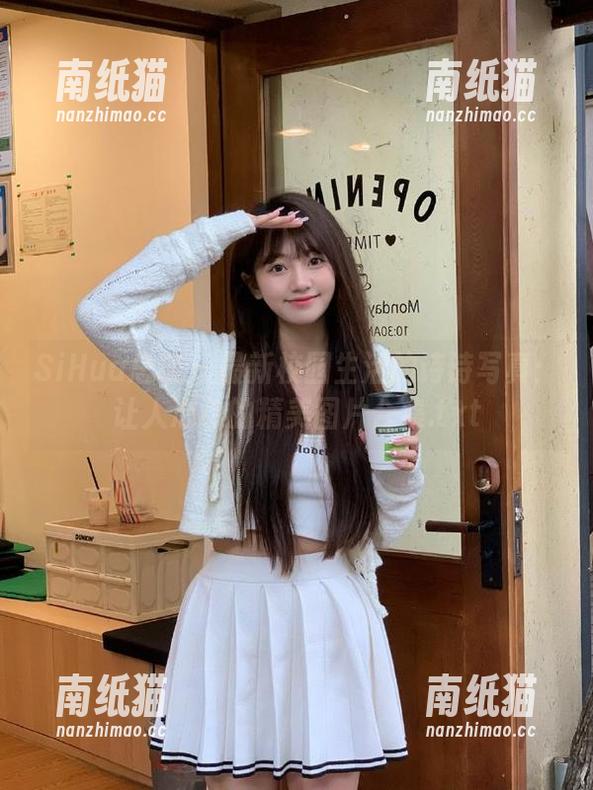 SiHua思话-诗诗 SiHua思话 - 最新校园生活的诗诗写真:让人心动的精美图片合集.txt