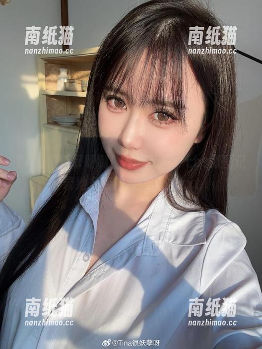 Tina很妖孽呀 Tina很妖孽呀制服写真旅程,cos原图记录她多变的时尚表达.txt