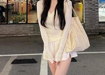 Xiuren秀人网 – 在无圣光的办公室环境中，杨晨晨展现出她的写真艺术合集！.txt