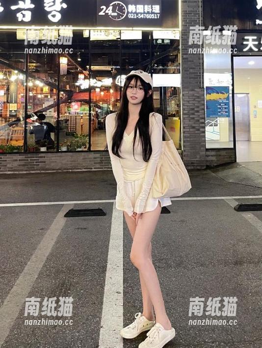 Xiuren秀人网-杨晨晨 Xiuren秀人网 - 在无圣光的办公室环境中,杨晨晨展现出她的写真艺术合集!.txt