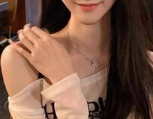 Xiuren秀人网 – 邹晶晶女王纯白写真网盘下载，带你探索无与伦比的视觉盛宴.txt