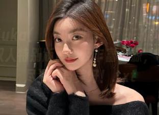 感受Yuka(유카)的创意：PEEKCLOUD圣诞双人特别版原图及丰富资源，带来无尽温暖与美好！.txt