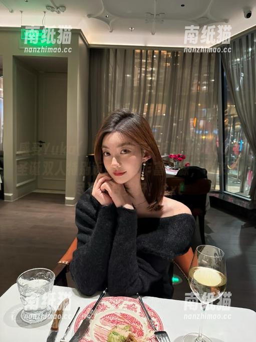 感受Yuka(유카)的创意：PEEKCLOUD圣诞双人特别版原图及丰富资源，带来无尽温暖与美好！.txt