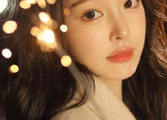 pans – 默默的红裙梦境：无圣光写真让你领略不同寻常的视角与美感.txt