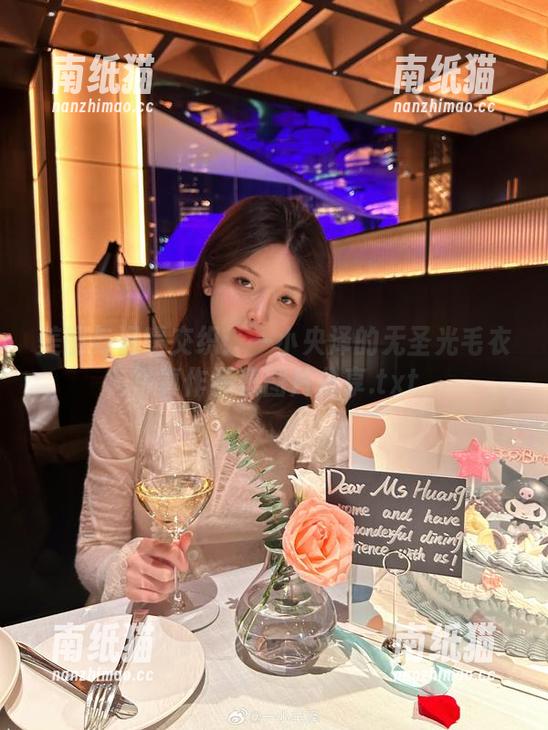一小央泽 美丽与温暖交织:一小央泽的无圣光毛衣写真作品集图片分享.txt