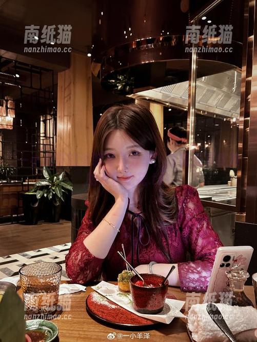 一小央泽 一小央泽的泳装写真分享:在镜头下绽放的青春之花.txt