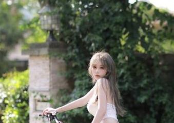 丝慕GIRL – 最新佳佳连体衣作品：穿越时光，感受时尚与优雅的完美结合！.txt