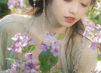 丽柜 – 定制灵感与美感的结合：佳怡长腿作品展示时尚与优雅.txt