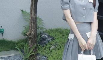 丽柜 – 探索“小七黑色”写真，在线解锁她个性与魅力的完美结合，透视黑色的独特韵味！.txt