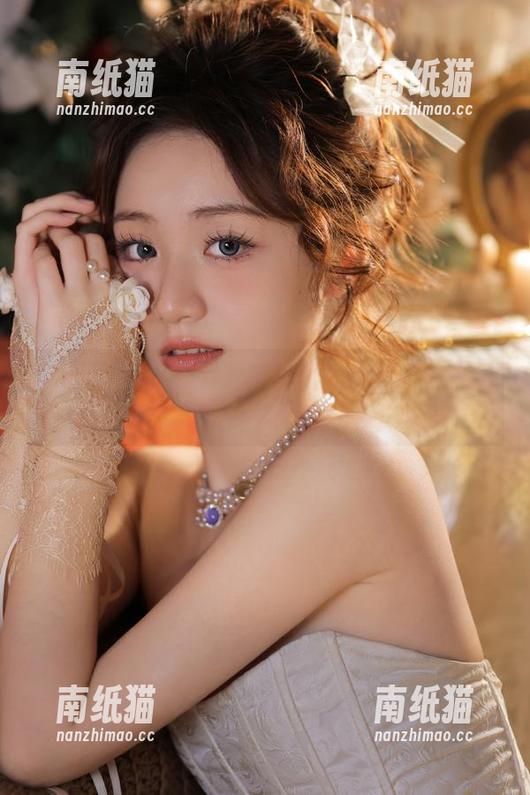 丽柜-心心 丽柜 - 心心的户外写真集:精选她与大自然的诗意邂逅.txt