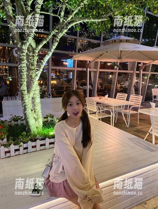 丽柜-蕊蕊 丽柜 - 无圣光的蕊蕊女仆:原图流露出来的每个细节都在诉说一个故事.txt