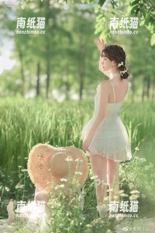 丽柜-雪糕 丽柜 - 在雪糕的浴缸中畅游:原图与图包展示她的创意与魅力.txt