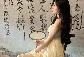 丽柜 – 原图精选：黄芬的牛仔裤写真，感受她穿搭的青春活力与自由精神.txt
