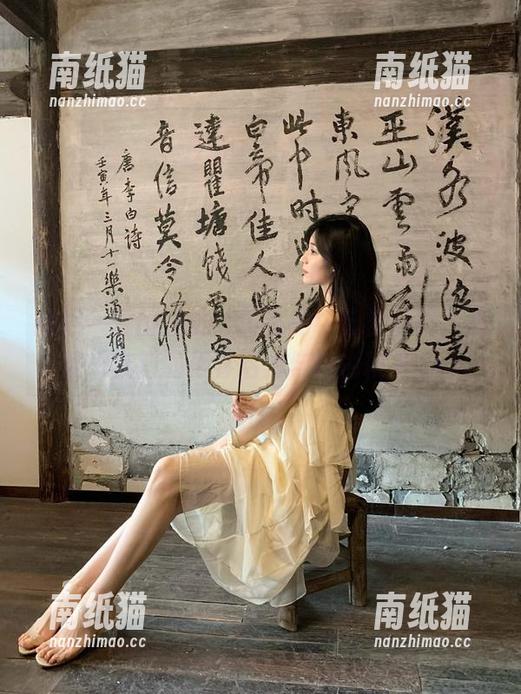 丽柜-黄芬 丽柜 - 原图精选:黄芬的牛仔裤写真,感受她穿搭的青春活力与自由精神.txt