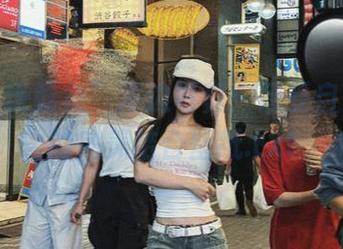 “亚马逊鲶鱼”海边写真：感受自然与美的完美结合壁纸.txt
