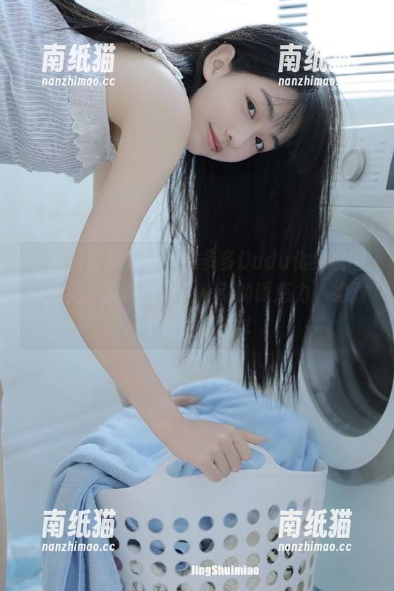 余多多Dudu 在高清写真集中,余多多Dudu化身氛围紫皇女,展现出令人心动的诱惑力,绝对不容错过.txt
