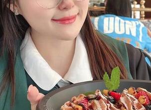 你夏夏的私拍写真，朦胧OL用光影描绘出一幅幅动人的画面，让人心生向往！.txt