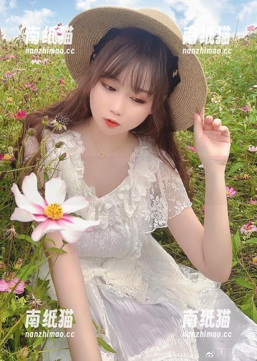 依依超级懒 依依超级懒红裙主题原图:尽显她的青春活力,图包记录每个精彩瞬间.txt