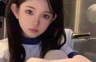 探索倦倦喵的私拍作品，感受“埃罗芒阿”中的青春与美好回忆.txt