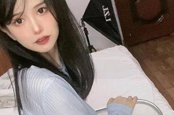 倦倦喵的网袜写真集分享：从姿态到色彩，感受每一张照片的故事！.txt