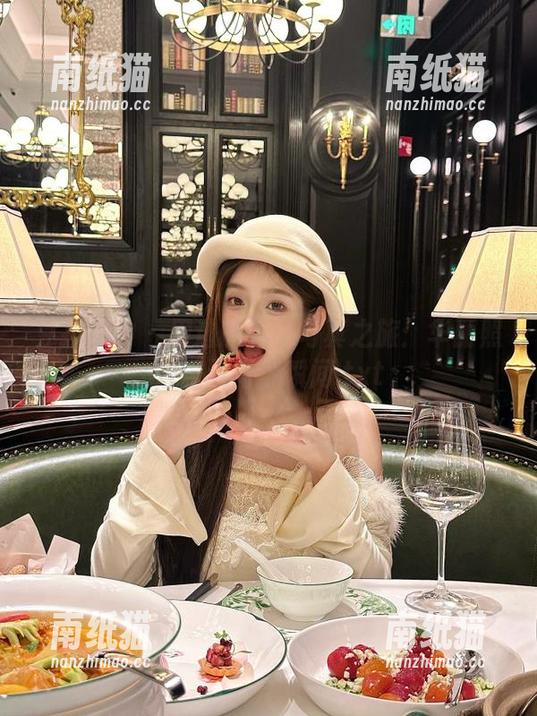 克拉女神-周迪 克拉女神 - 周迪的礼服写真之旅:华丽照片记录每个瞬间.txt