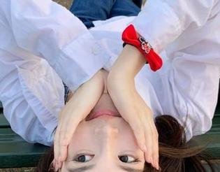 克拉女神 – 全套慕菲红裙写真，蕴含着无数情感，令人一见倾心的作品必不可错过！.txt