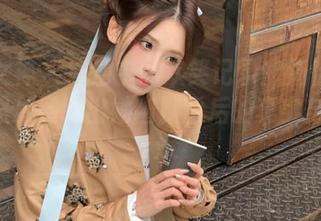 克拉女神 – 泳池中的欢笑记录：汤怡的原图与照片展现出她幽默背后的真实与不易.txt