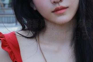 克拉女神 – 私拍写真探索：瑞莎穿连衣裙的迷人瞬间，展示不同的自己.txt