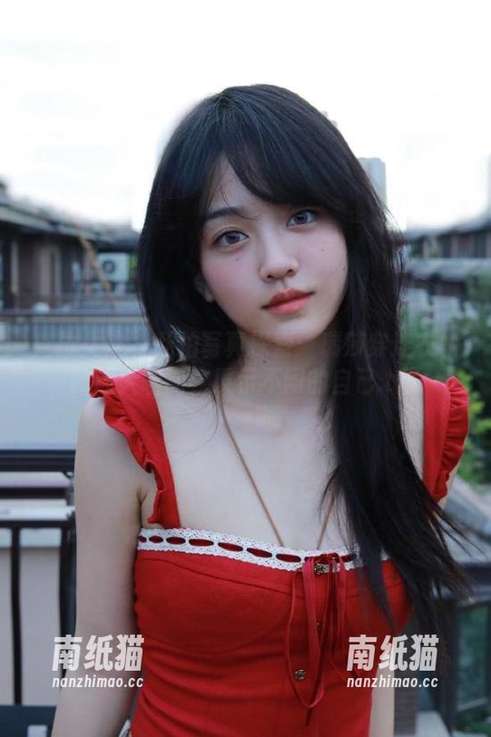 克拉女神-瑞莎 克拉女神 - 私拍写真探索:瑞莎穿连衣裙的迷人瞬间,展示不同的自己.txt