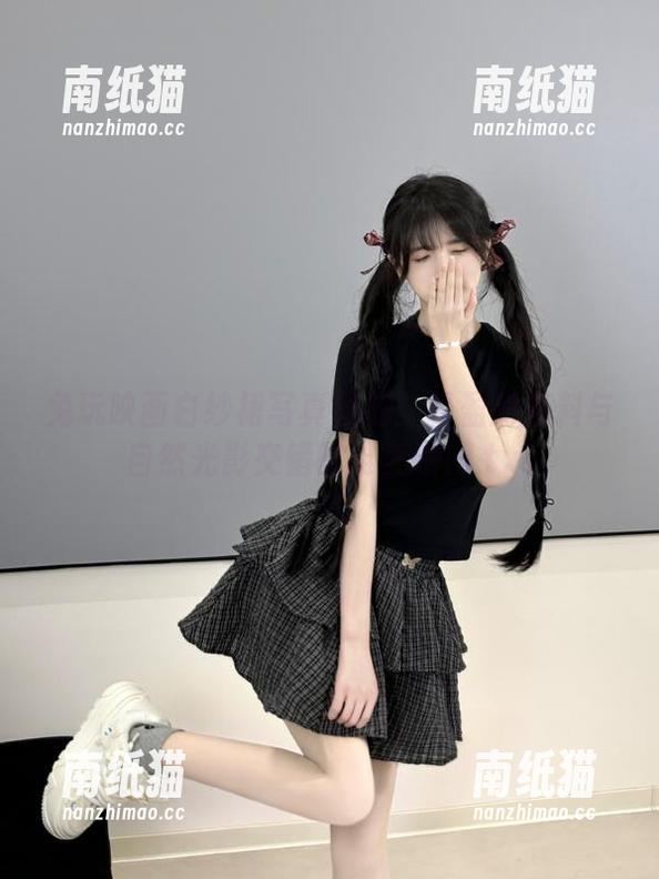 兔玩映画 兔玩映画白纱裙写真图册:轻盈的布料与自然光影交错的唯美瞬间.txt