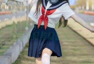 青春随手拍：兔玩映画黄昏里的JK精选原图，探索美好与幻想的交织.txt