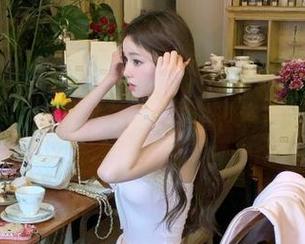 体验兔玩映画红色连体毛衣的独特风情，畅享美图与壁纸的完美结合.txt
