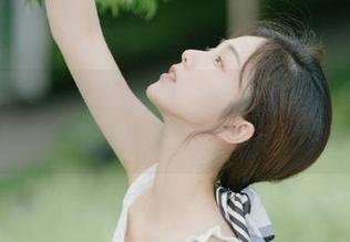 初夏女神 – 最新更新！依依泳池写真集续写清澈与性感的无限风情.txt