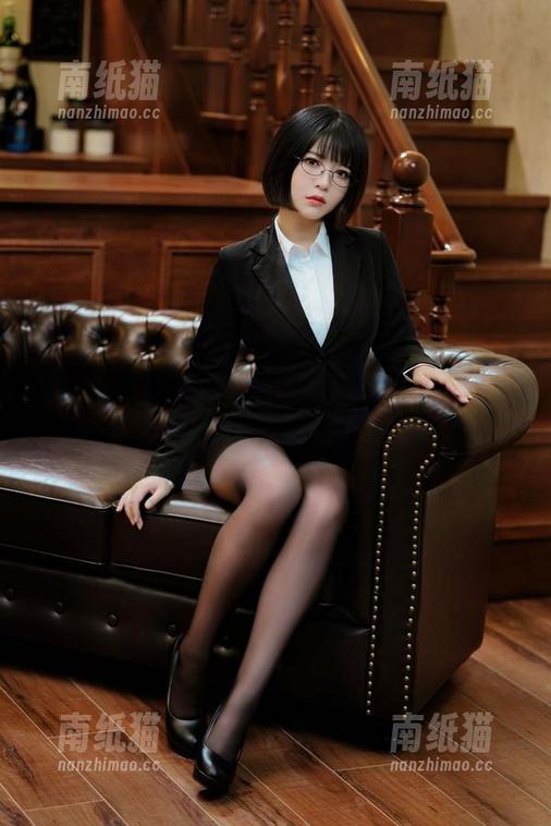 半半子 半半子学姐的独特写真作品集,记录每一瞬间的感动与温馨.txt