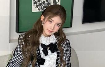 嗲囡囡 – 在线获取小蛮妖yummy天台写真独家合集，沉醉在她的绝美时刻！.txt