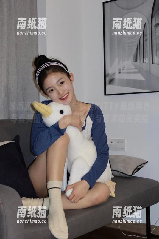 嗲囡囡-施忆佳KITTY 嗲囡囡 - 在线欣赏施忆佳KITTY最新黑色写真美图,细腻展现时尚与艺术的完美结合.txt
