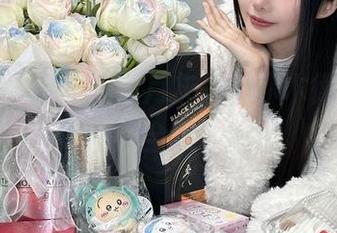 最新写真登场，如月灰呈现赤木律子迷人照片全集.txt