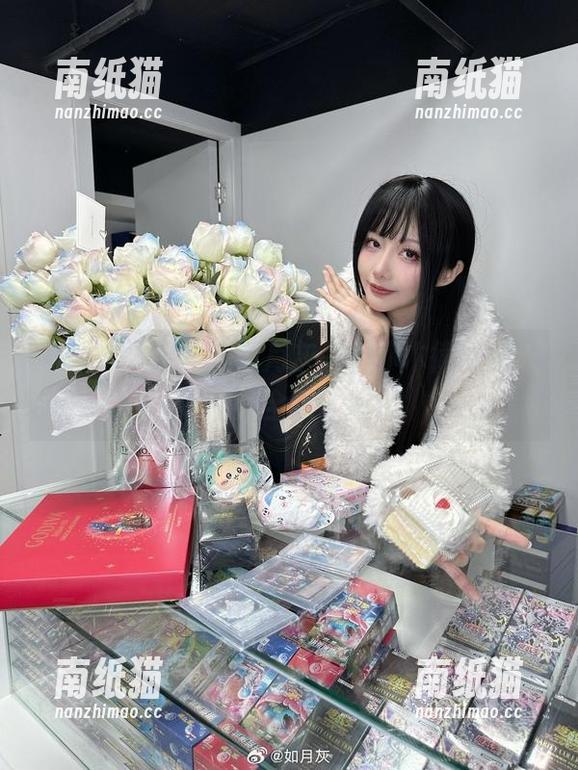 如月灰 最新写真登场,如月灰呈现赤木律子迷人照片全集.txt