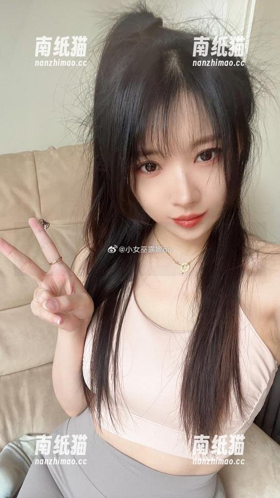 小女巫露娜 小女巫露娜连身袜写真精选,解锁时尚新风格的热门套图.txt