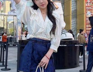 小女巫露娜最新力作：条纹提花白衬衣套图，精选演绎清新气质之美.txt
