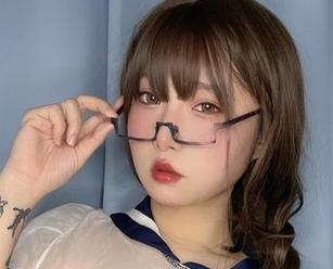 下载小泉学姐吖独特的小恶魔原图，感受她的无限魅力.txt