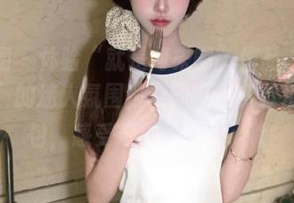 微密圈 – 体验“就是阿朱啊”作品“人来人往”的迷人氛围，立即下载多款精彩图包，感受艺术之美。.txt