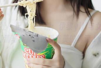 星颜社 – 记录每一瞬：伊黎yili与女友的高清写真，探讨爱与美的真谛.txt
