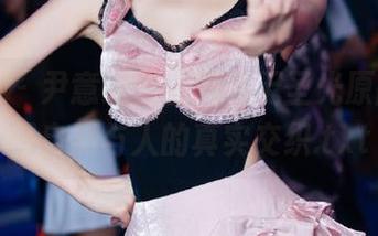 果团网 – 尹意纯黑白写真无圣光原图，再现自然与人的真实交织.txt