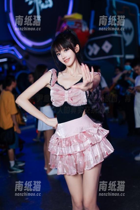 果团网-尹意纯 果团网 - 尹意纯黑白写真无圣光原图,再现自然与人的真实交织.txt