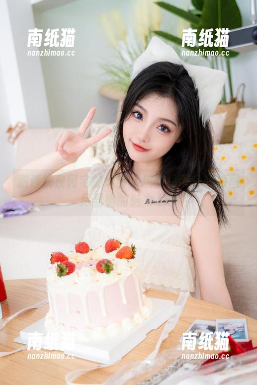 桃良阿宅 邂逅桃良阿宅的幻梦:优雅吊带专辑原图尽显她的魅力.txt